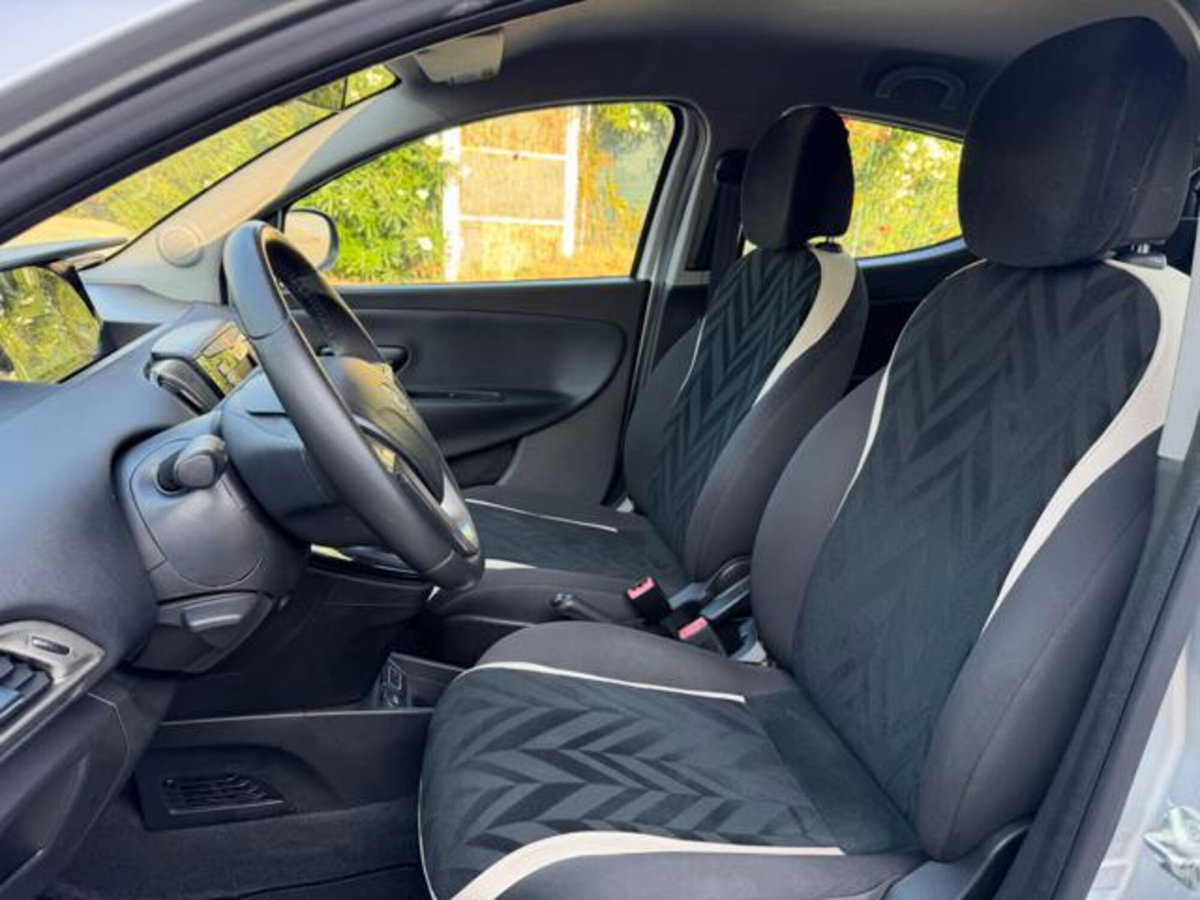 Lancia Ypsilon 1.2 69 CV 5 porte Gold (10)