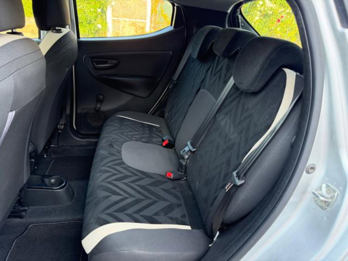 Lancia Ypsilon 1.2 69 CV 5 porte Gold (11)
