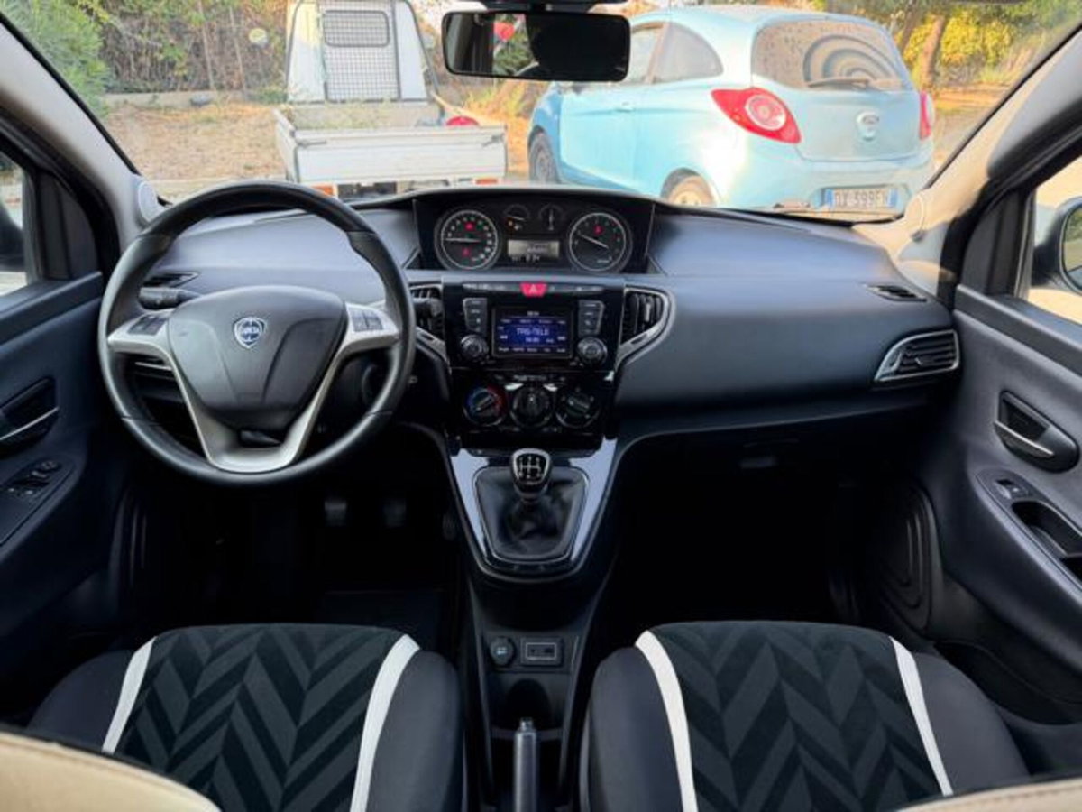 Lancia Ypsilon 1.2 69 CV 5 porte Gold (12)