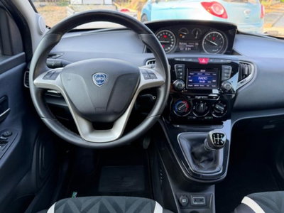 Lancia Ypsilon 1.2 69 CV 5 porte Gold (13)
