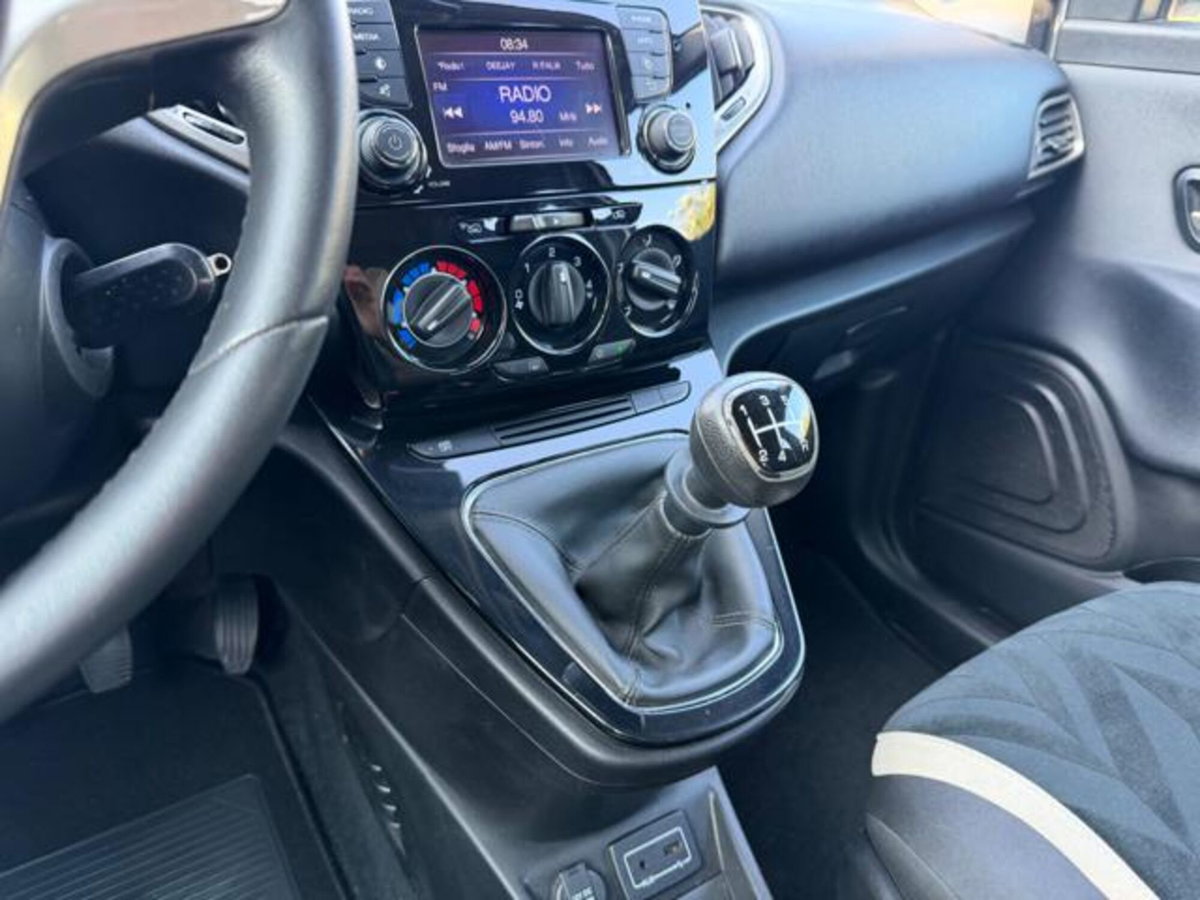 Lancia Ypsilon 1.2 69 CV 5 porte Gold (16)