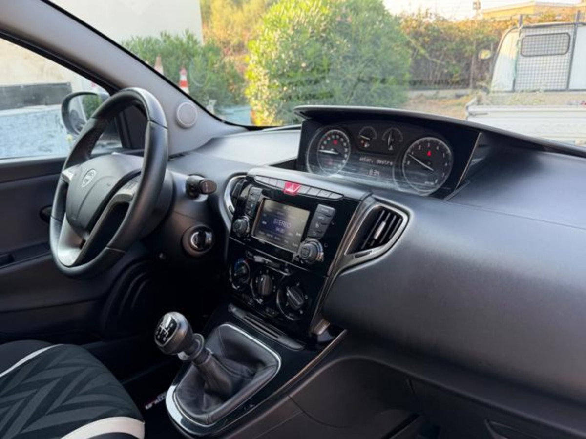 Lancia Ypsilon 1.2 69 CV 5 porte Gold (19)