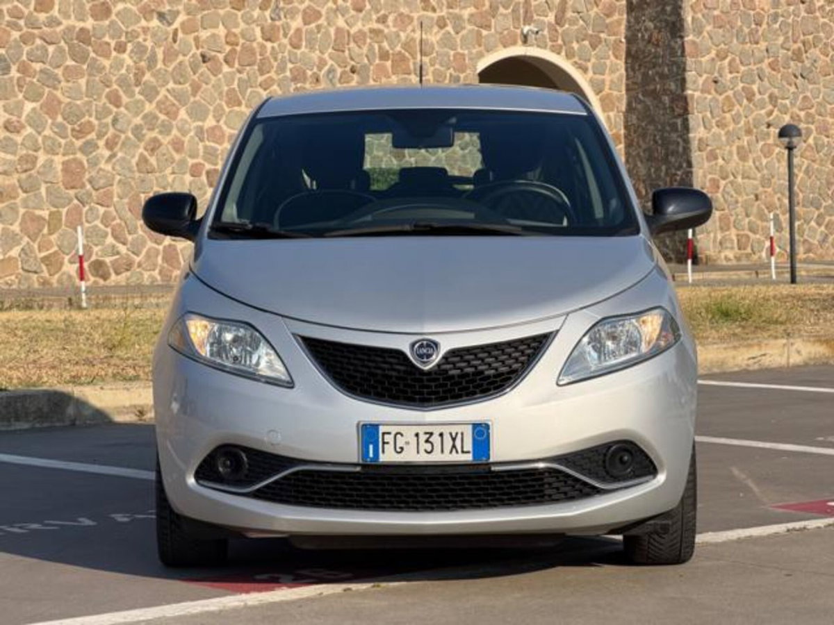 Lancia Ypsilon 1.2 69 CV 5 porte Gold (2)