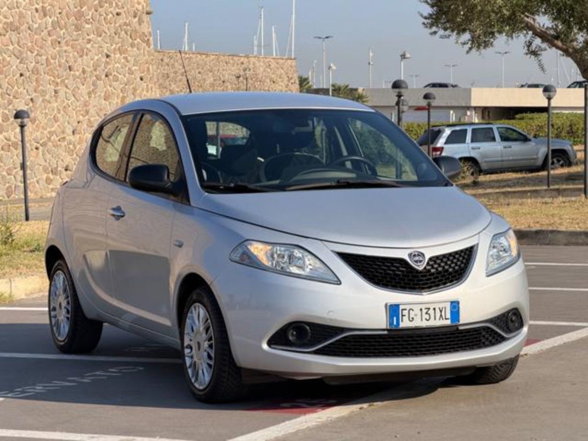 Lancia Ypsilon 1.2 69 CV 5 porte Gold (3)