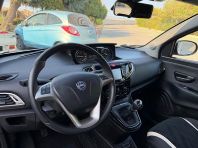 Lancia Ypsilon 1.2 69 CV 5 porte Gold (9)