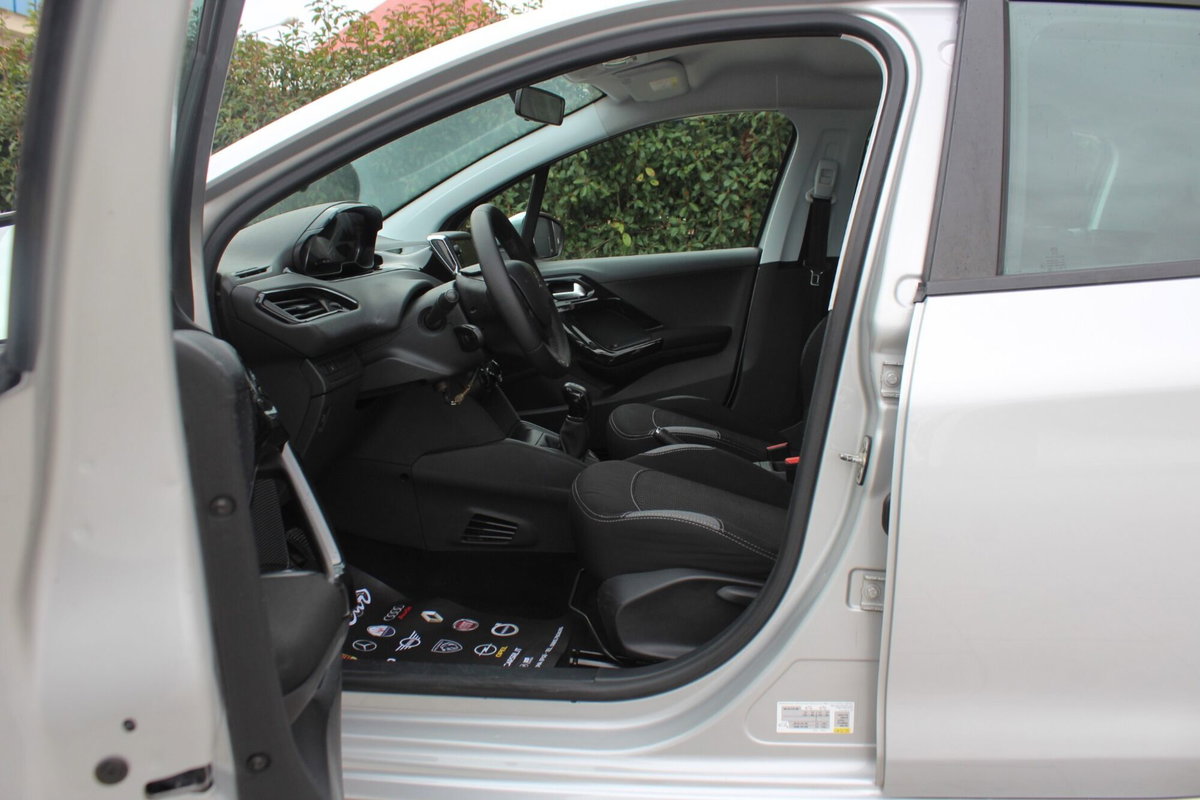 Peugeot 208 75 5 porte Active (10)
