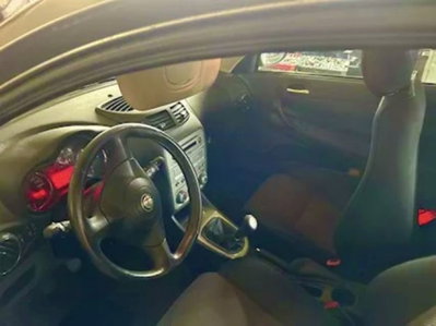 Alfa Romeo 147 1.6 16V TS (105) 3 porte Distinctive (2)
