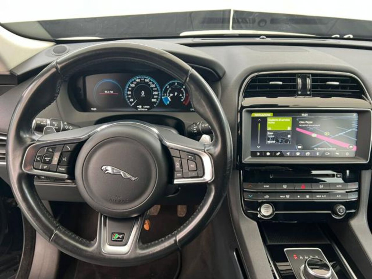 Jaguar F-Pace 2.0 D 180 CV aut. R-Sport (7)