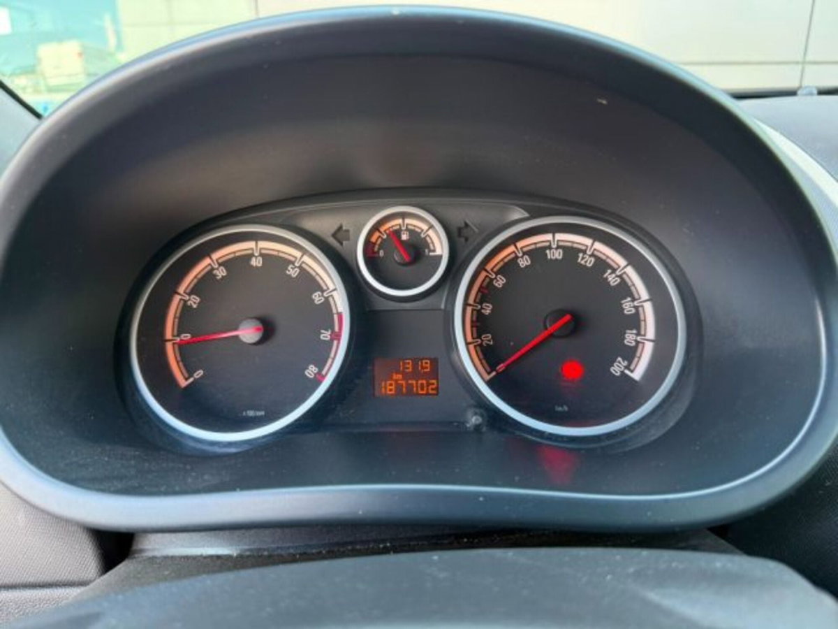 Opel Corsa 1.2 5 porte Cosmo (11)