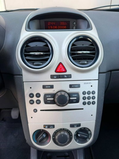 Opel Corsa 1.2 5 porte Cosmo (12)