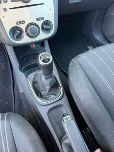 Opel Corsa 1.2 5 porte Cosmo (13)