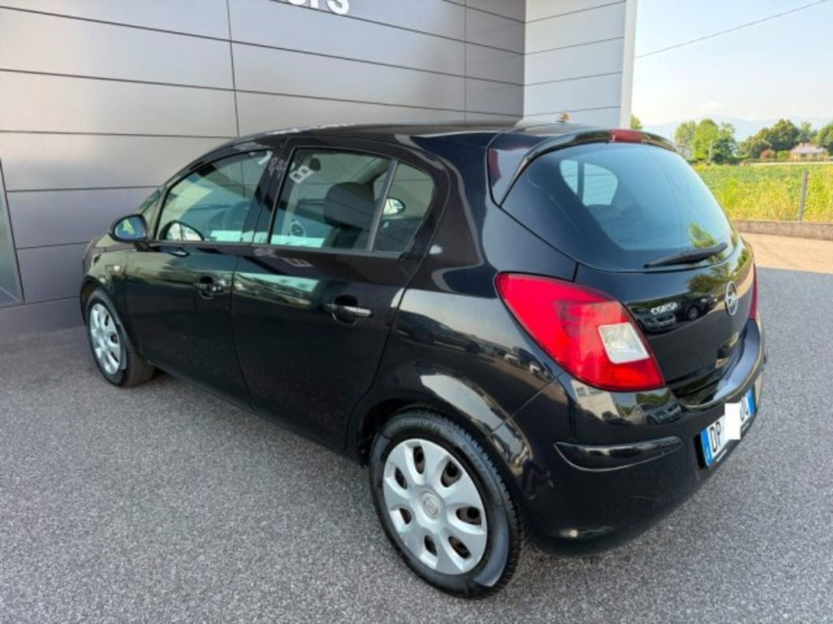 Opel Corsa 1.2 5 porte Cosmo (4)