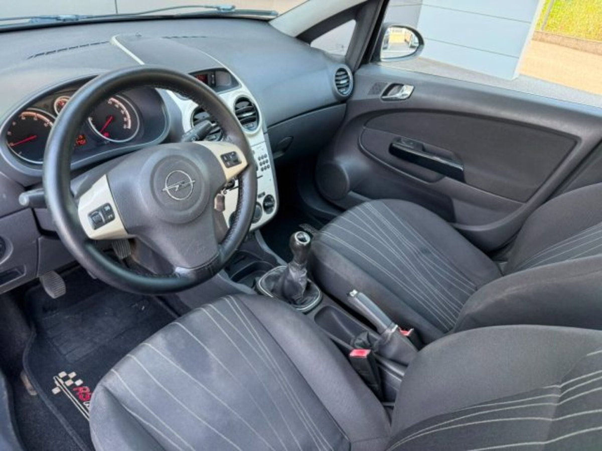 Opel Corsa 1.2 5 porte Cosmo (7)