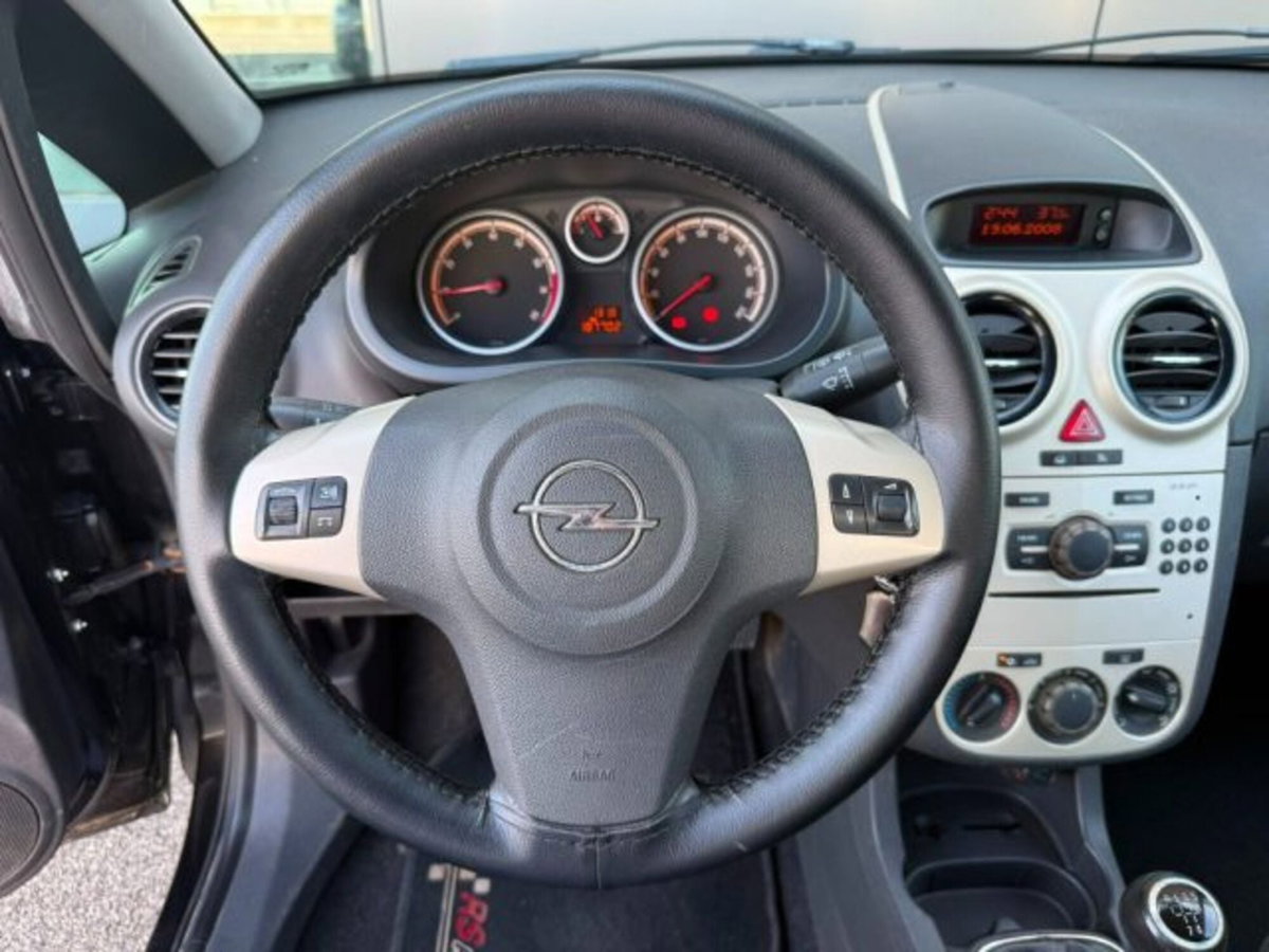 Opel Corsa 1.2 5 porte Cosmo (9)