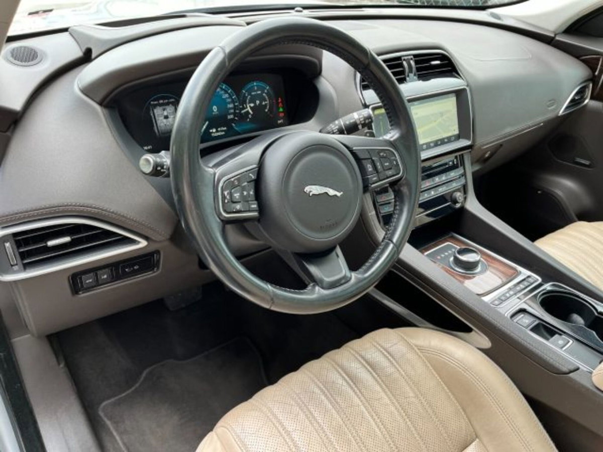 Jaguar F-Pace 3.0 D V6 300 CV AWD aut. Portfolio (16)
