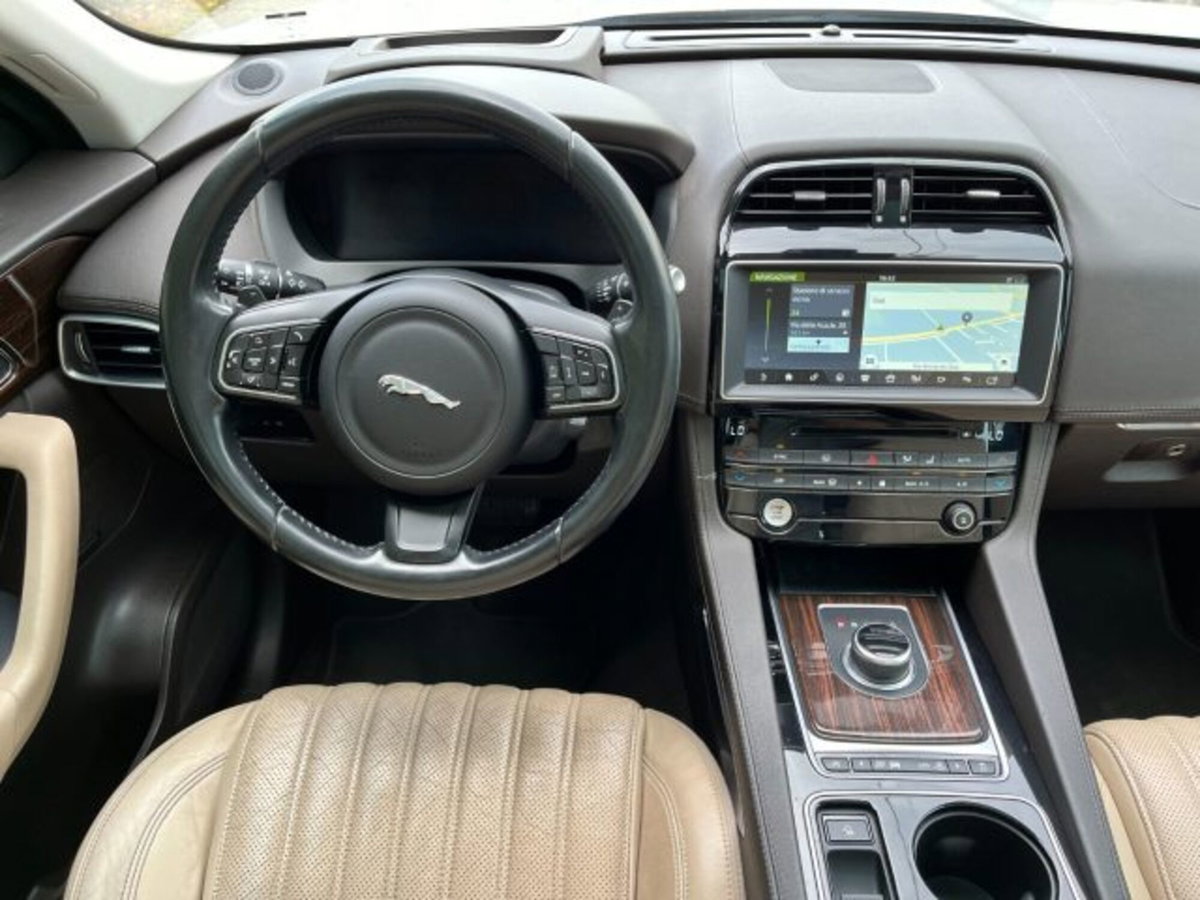 Jaguar F-Pace 3.0 D V6 300 CV AWD aut. Portfolio (18)