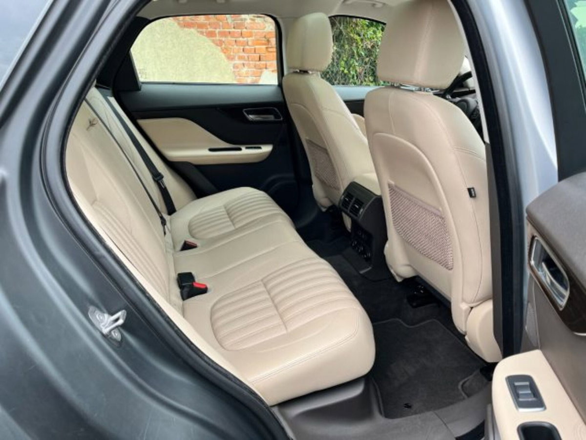 Jaguar F-Pace 3.0 D V6 300 CV AWD aut. Portfolio (8)