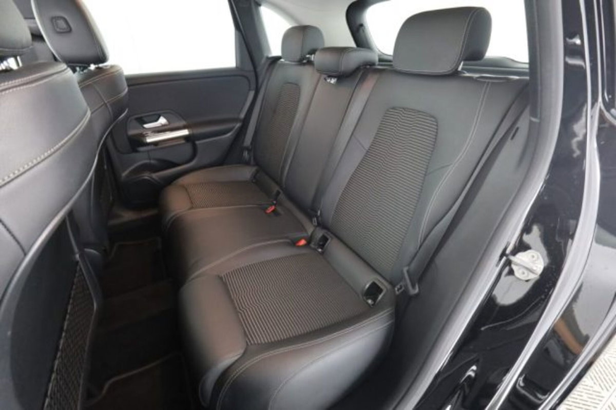 Mercedes-Benz CLA Shooting Brake 180 d Automatic Shooting Brake Sport (3)