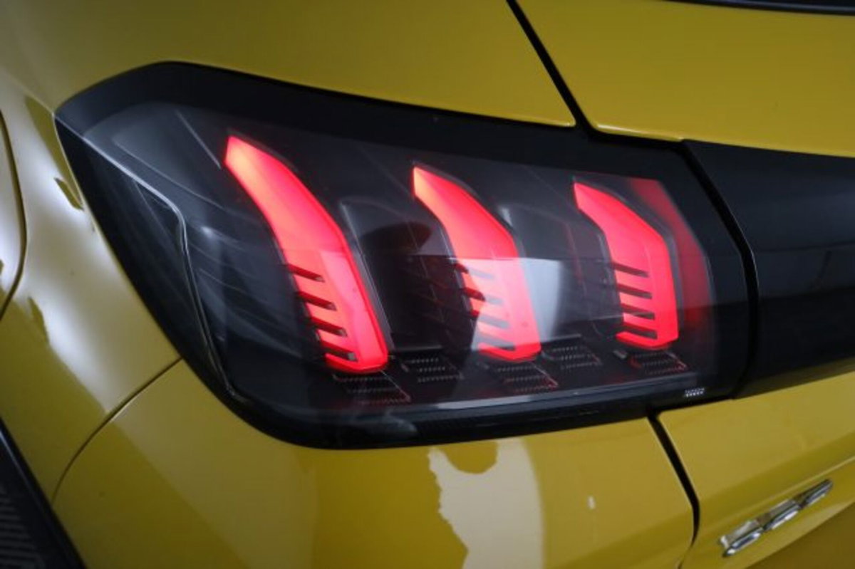Peugeot 208 PureTech 130 Stop&Start EAT8 5 porte GT Line (10)