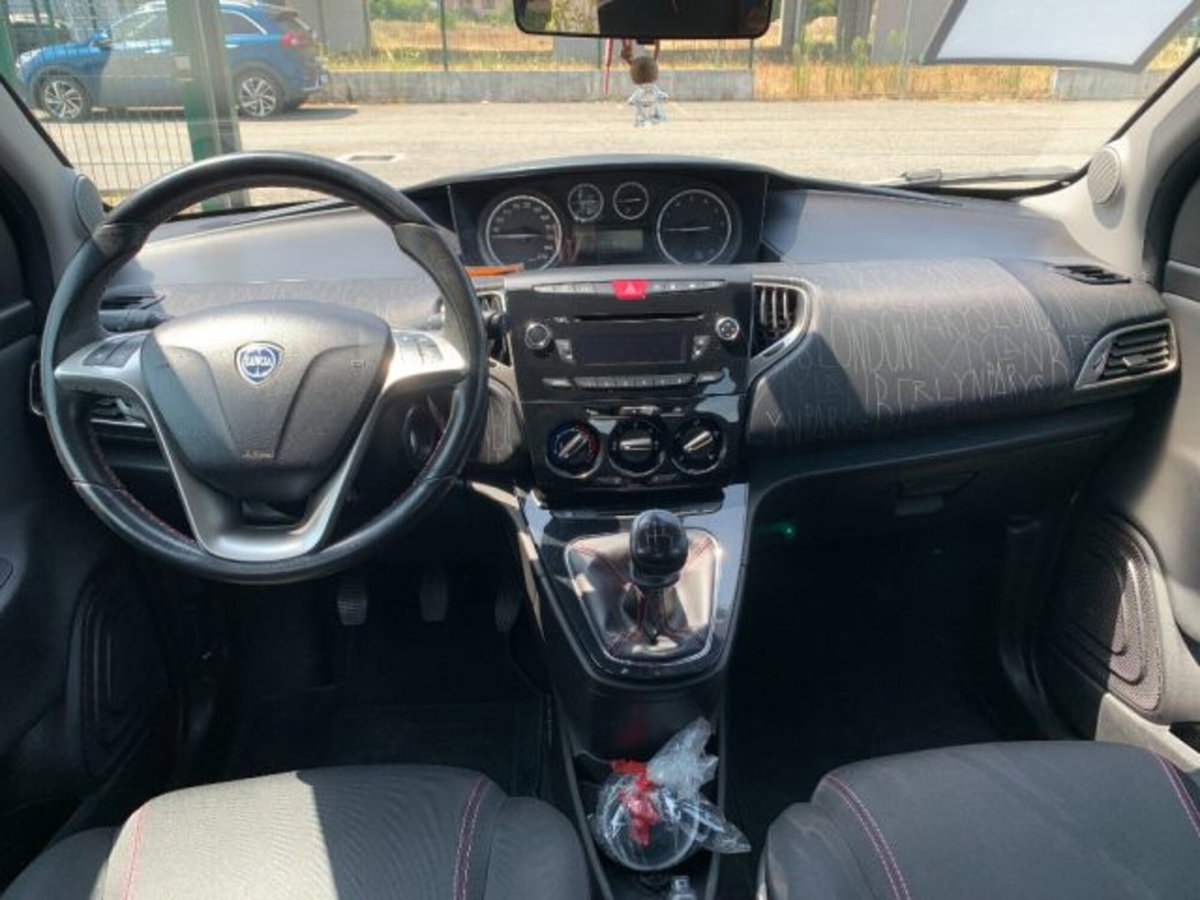 Lancia Ypsilon 0.9 TwinAir 85 CV 5 porte Metano Ecochic Gold (10)