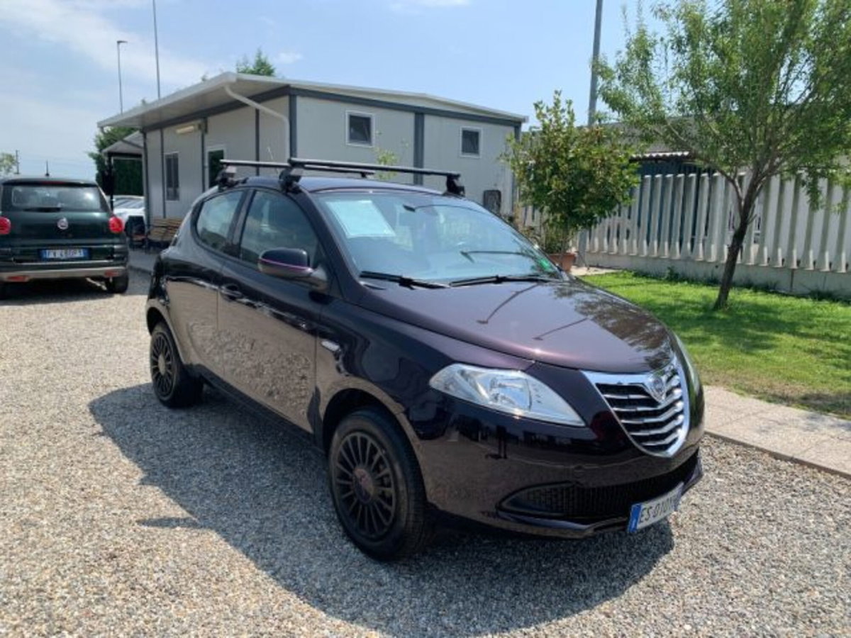Lancia Ypsilon 0.9 TwinAir 85 CV 5 porte Metano Ecochic Gold (3)