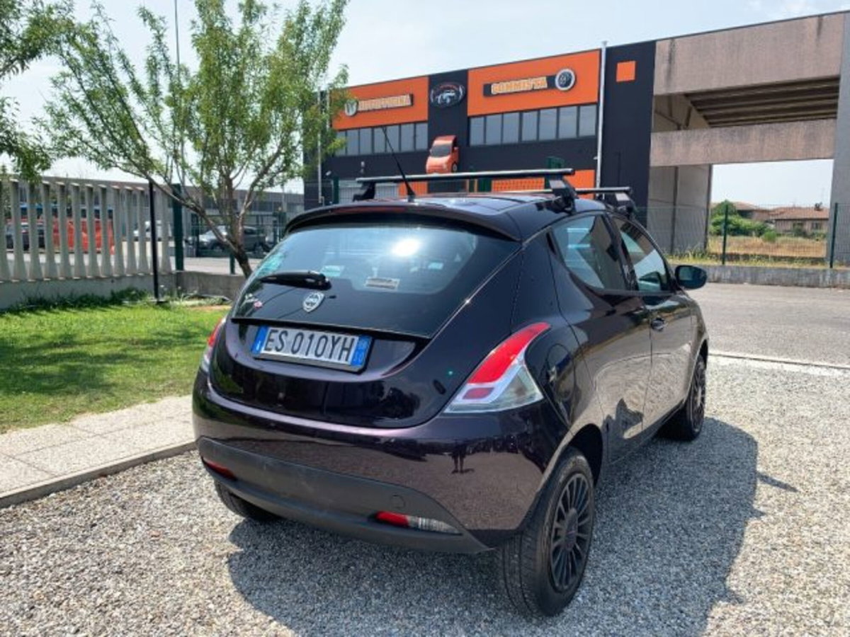 Lancia Ypsilon 0.9 TwinAir 85 CV 5 porte Metano Ecochic Gold (5)