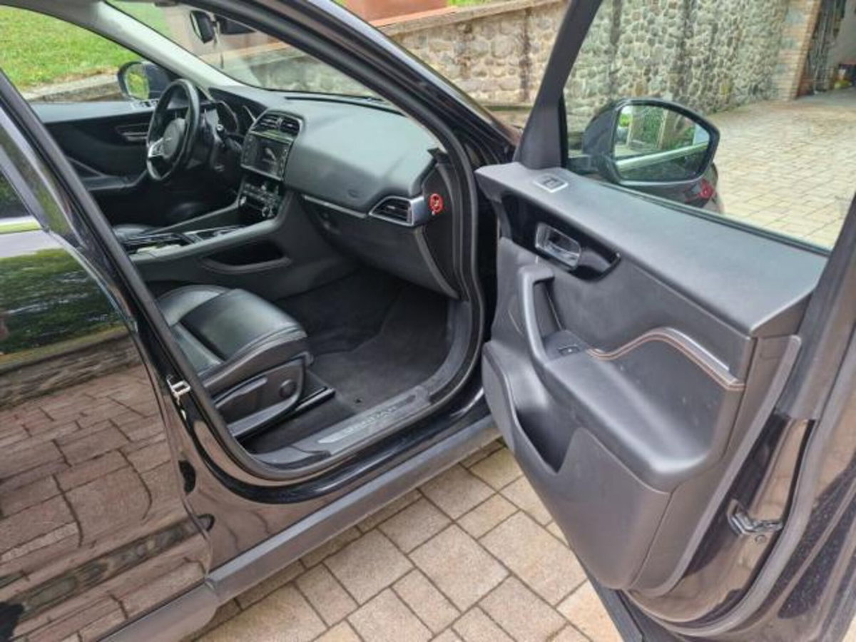 Jaguar F-Pace 2.0 D 180 CV aut. Prestige (10)