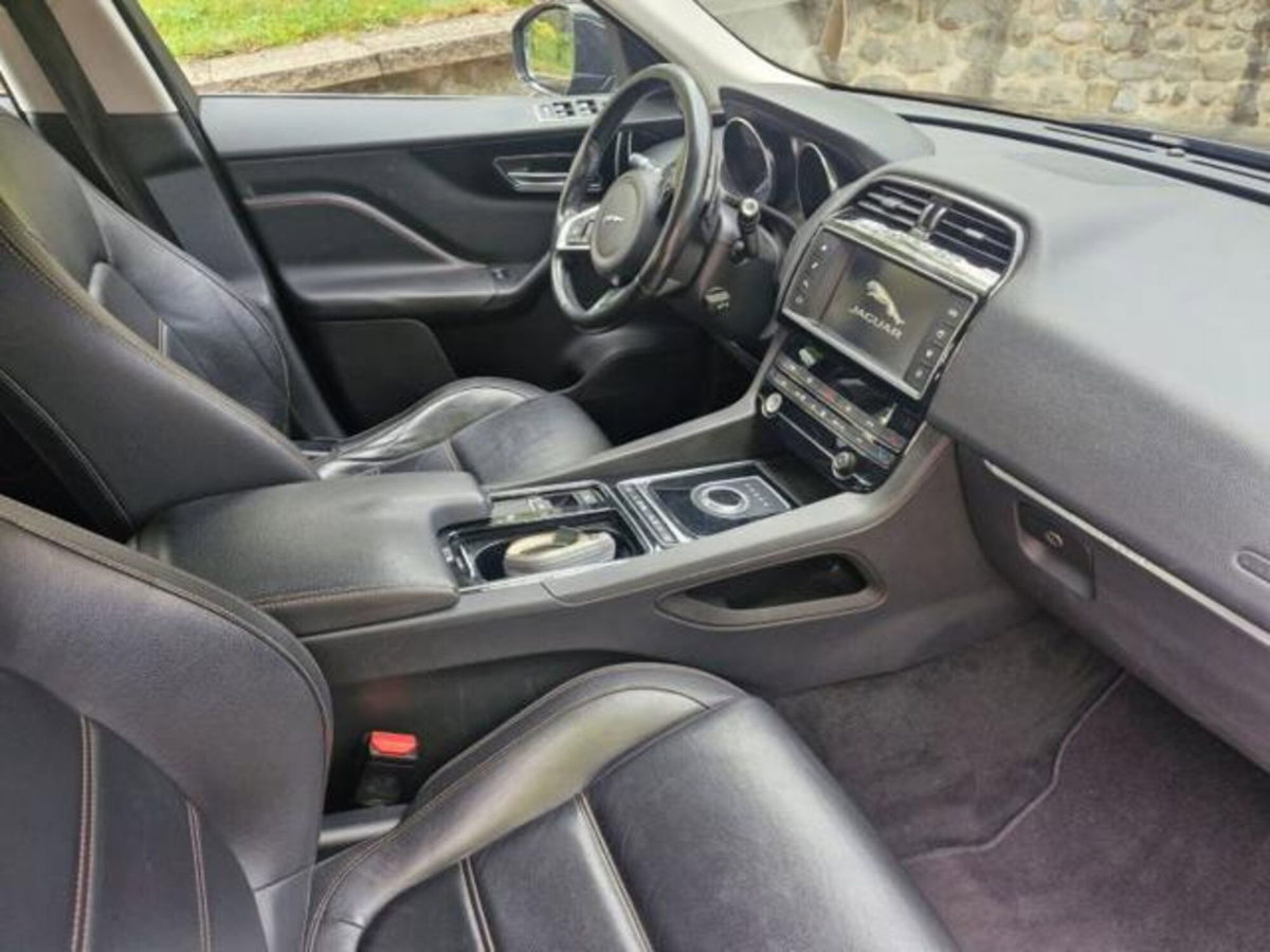 Jaguar F-Pace 2.0 D 180 CV aut. Prestige (9)