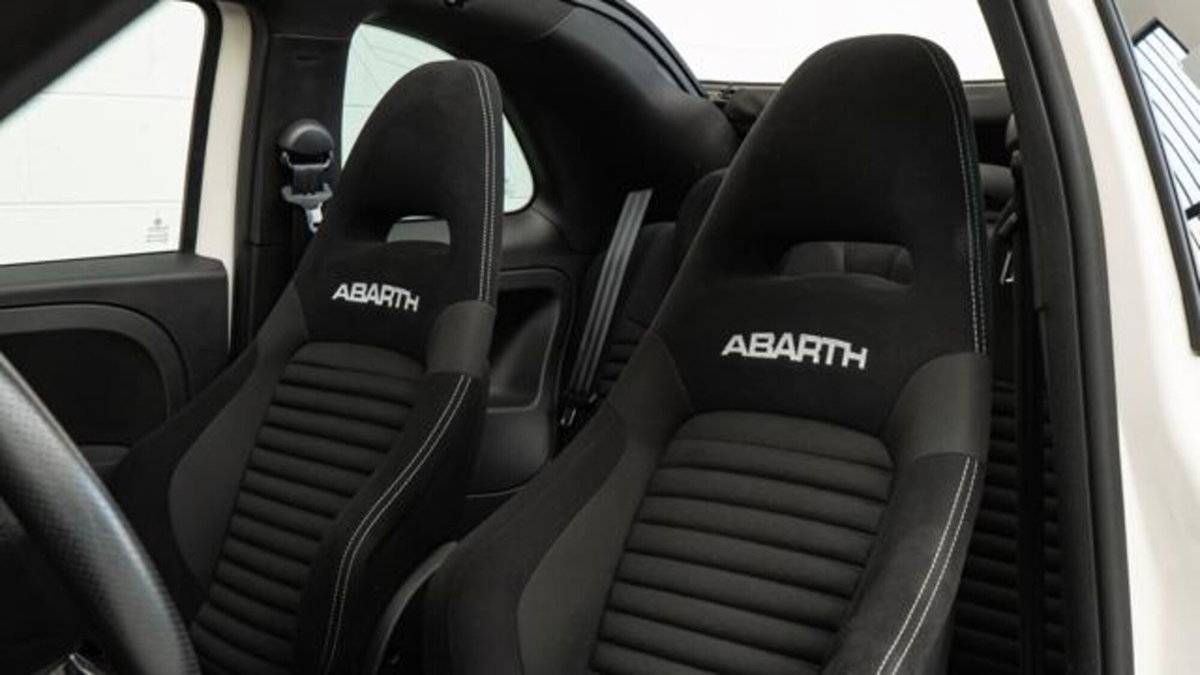 Abarth 595 Cabrio 595 C 1.4 Turbo T-Jet 180 CV Competizione (13)