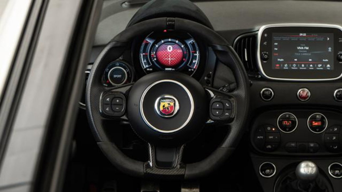 Abarth 595 Cabrio 595 C 1.4 Turbo T-Jet 180 CV Competizione (16)