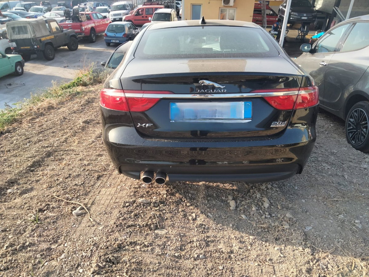 Jaguar XF 2.0 D 180 CV Pure (3)