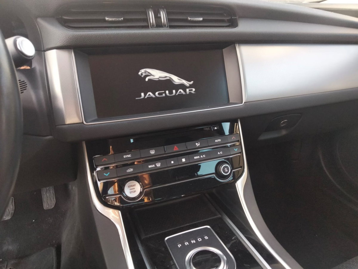 Jaguar XF 2.0 D 180 CV Pure (4)