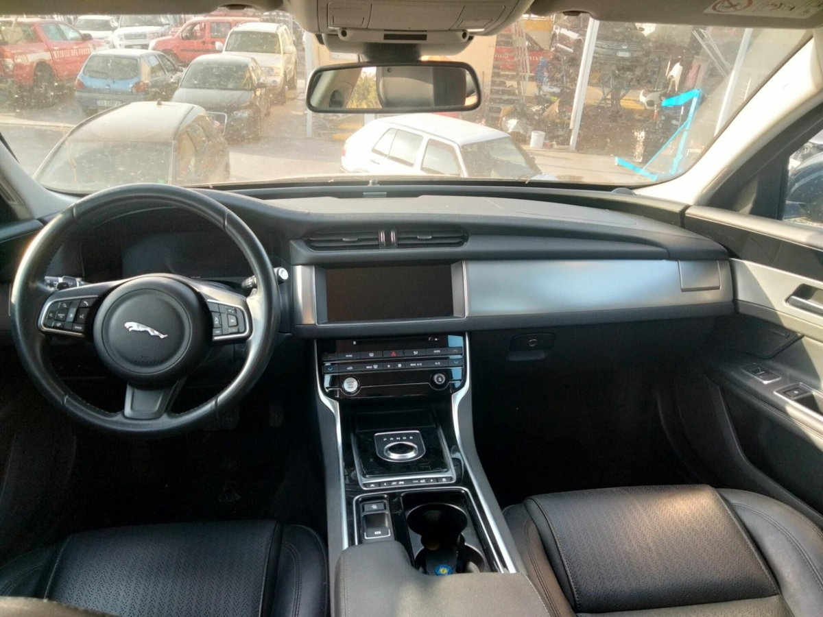 Jaguar XF 2.0 D 180 CV Pure (6)