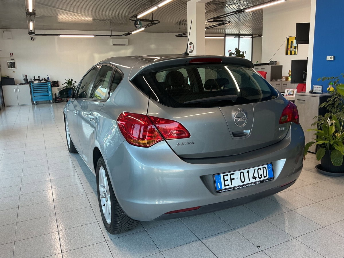 Opel Astra 1.7 CDTI 110CV 5 porte Cosmo (4)