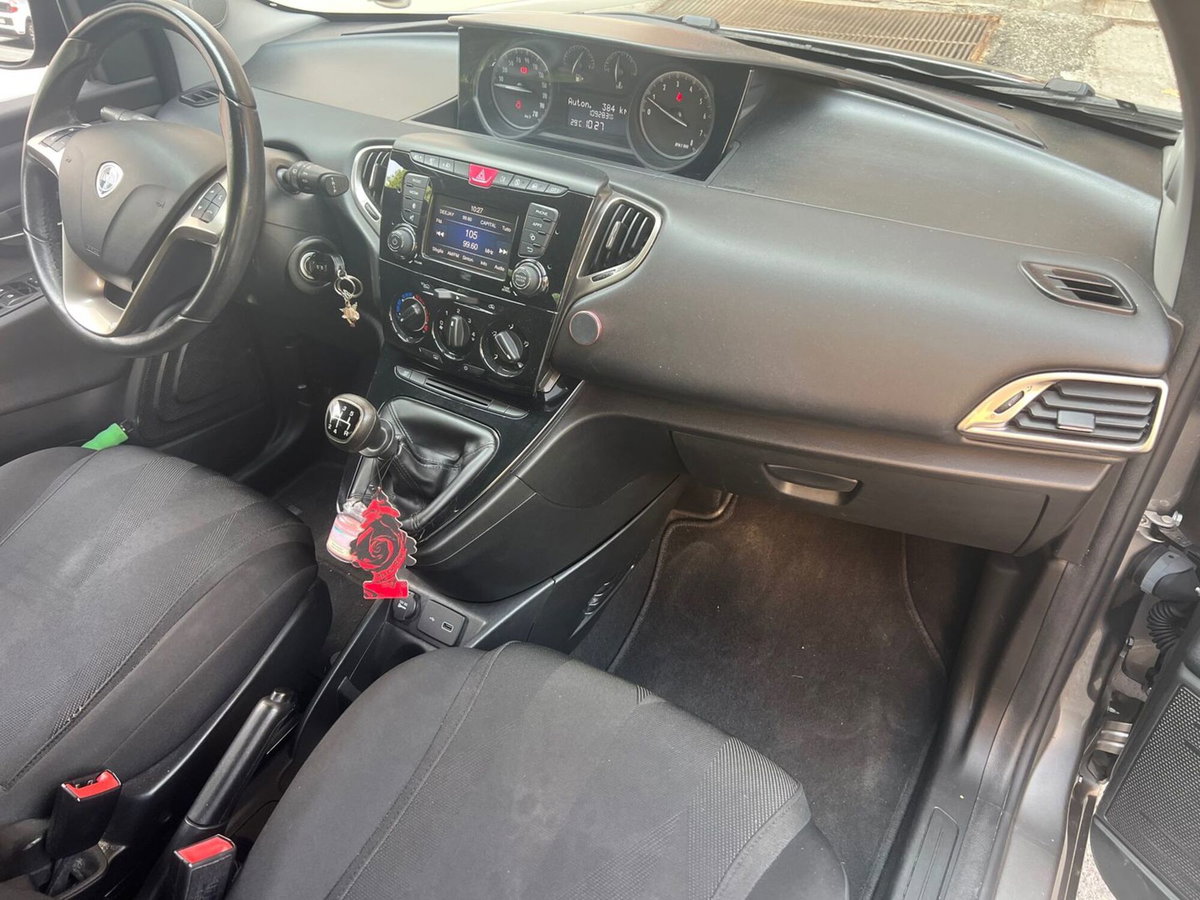 Lancia Ypsilon 1.2 69 CV 5 porte Gold (12)