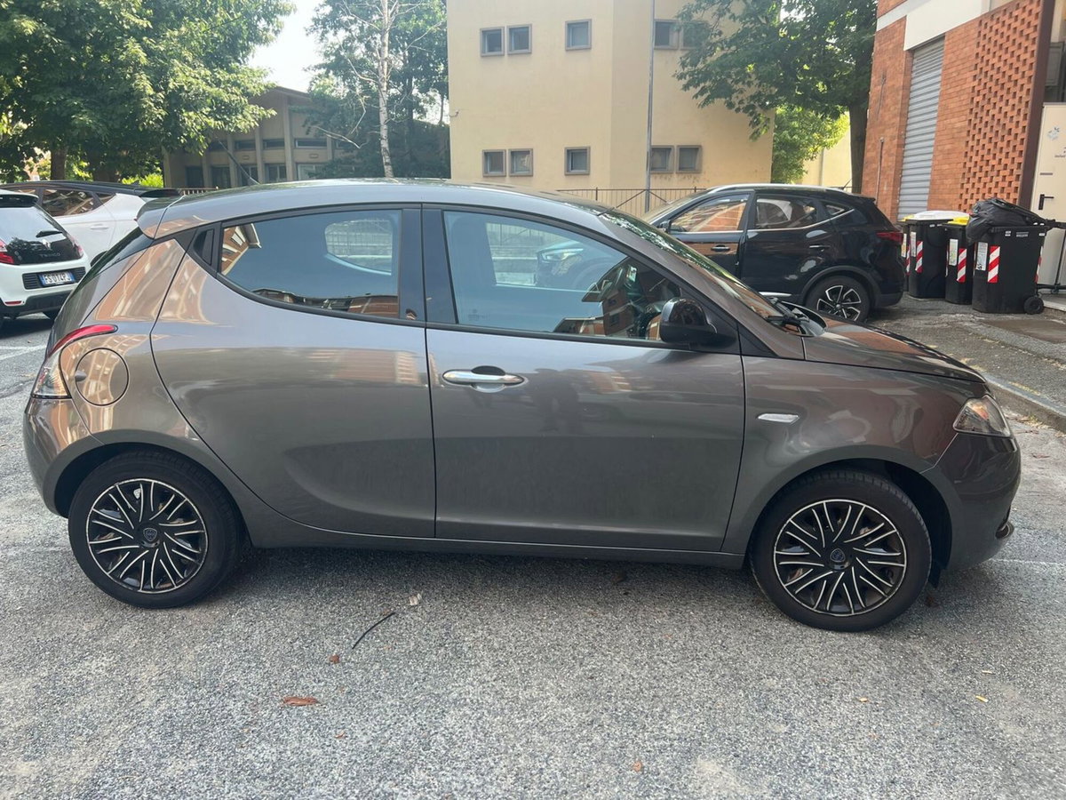 Lancia Ypsilon 1.2 69 CV 5 porte Gold (20)
