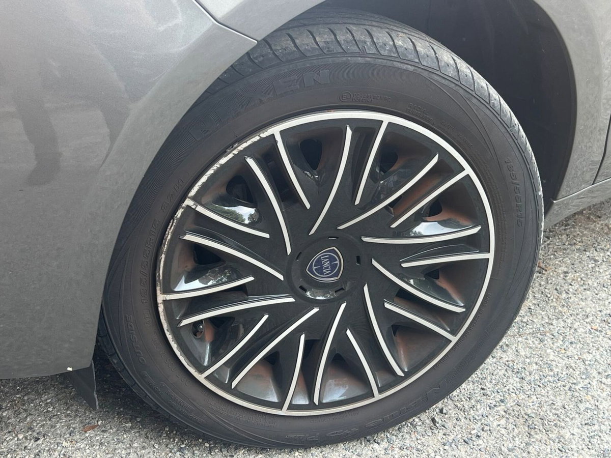 Lancia Ypsilon 1.2 69 CV 5 porte Gold (8)