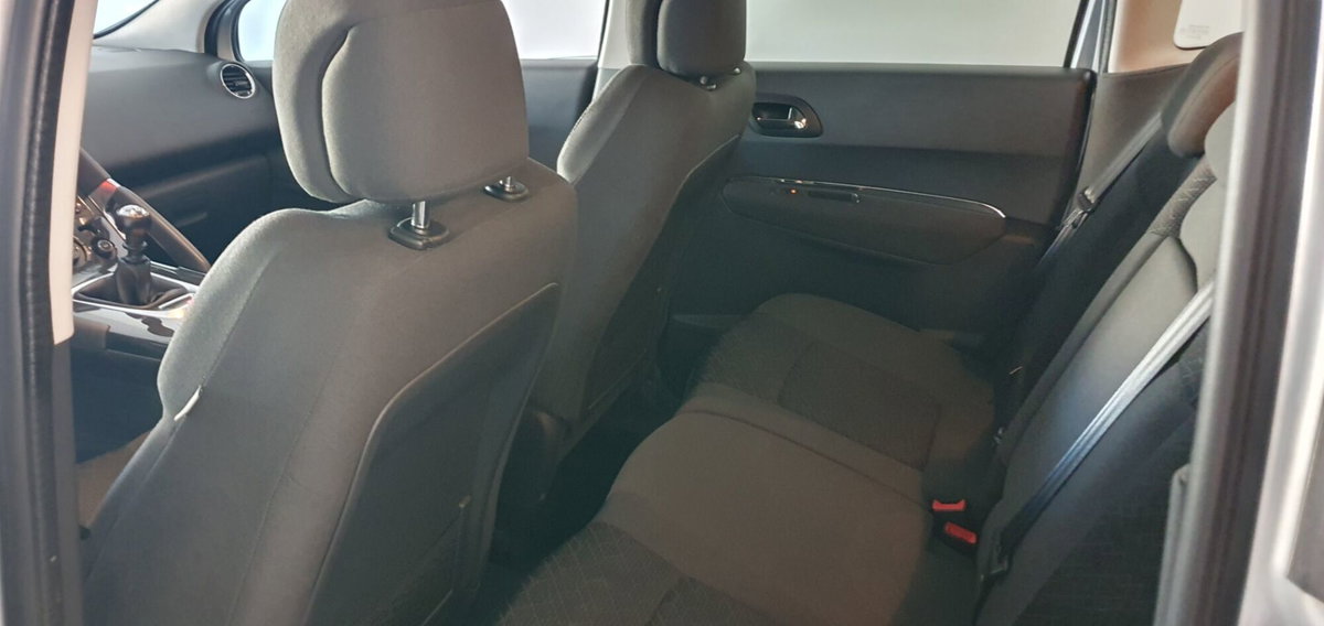 Peugeot 3008 1.6 HDi 115CV Active (4)