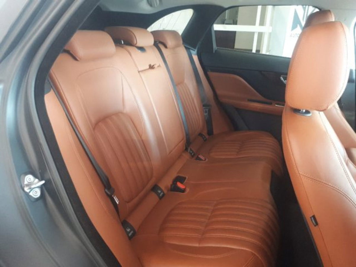Jaguar F-Pace 2.0 D 180 CV AWD aut. Portfolio (6)