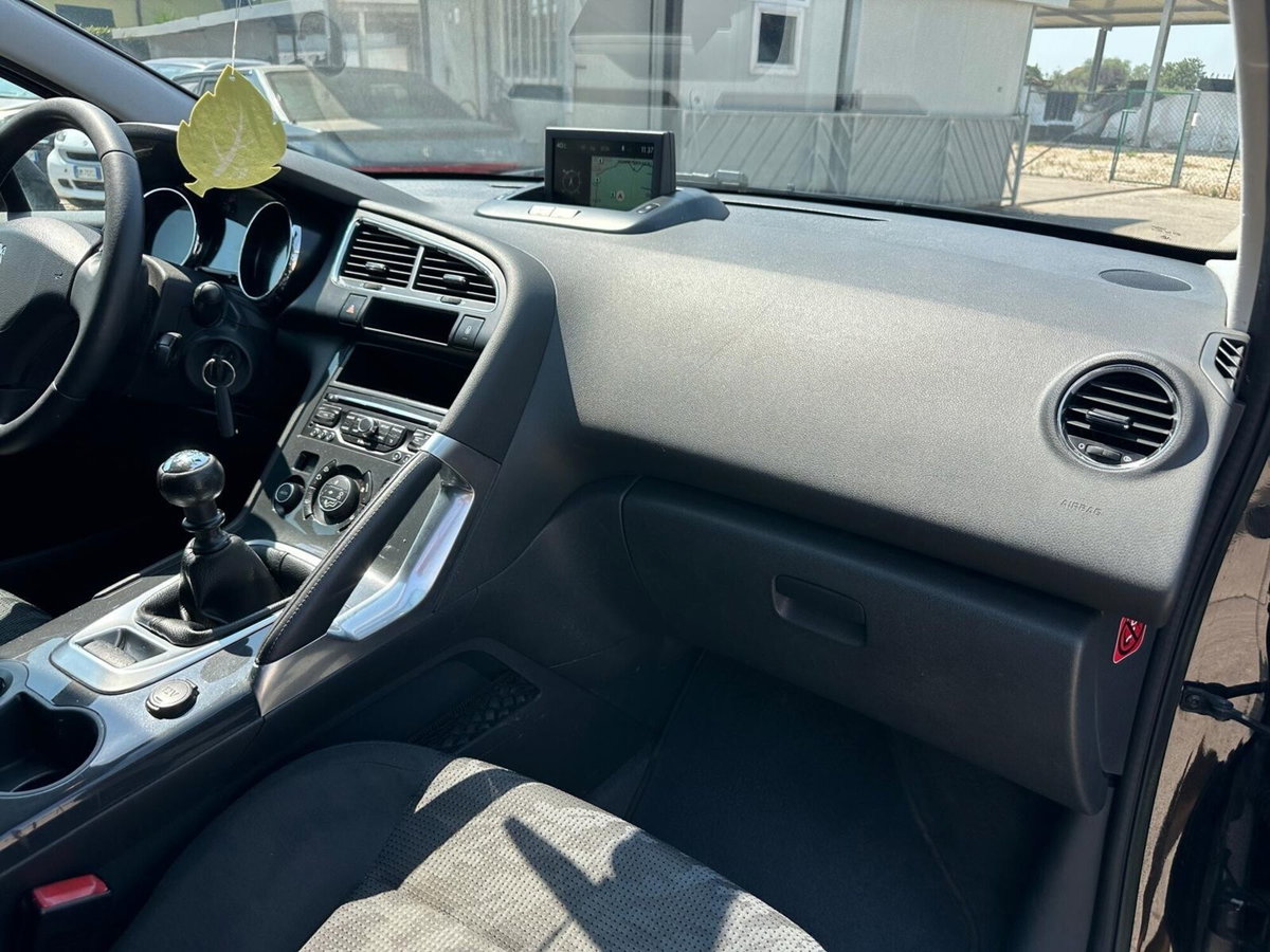 Peugeot 3008 1.6 HDi 115CV Allure (17)