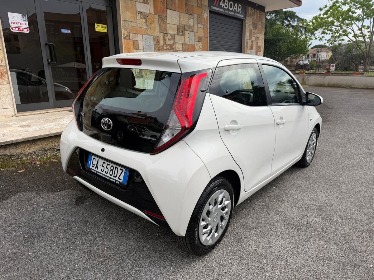 Toyota Aygo Connect 1.0 VVT-i 72 CV 5 porte x-cool (6)