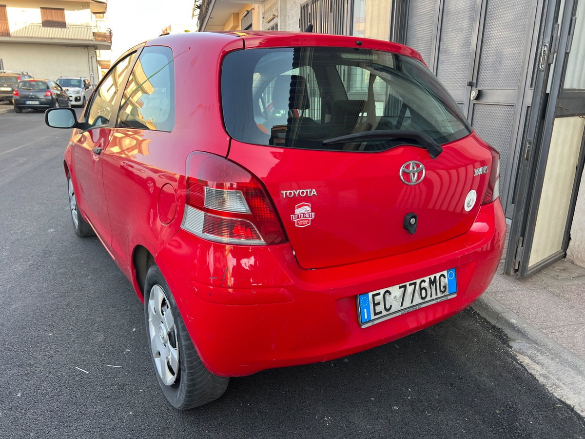 Toyota Yaris 1.0 3 porte (2)