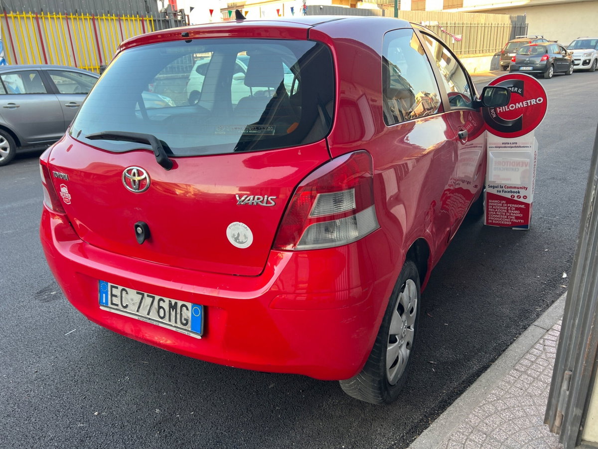Toyota Yaris 1.0 3 porte (4)