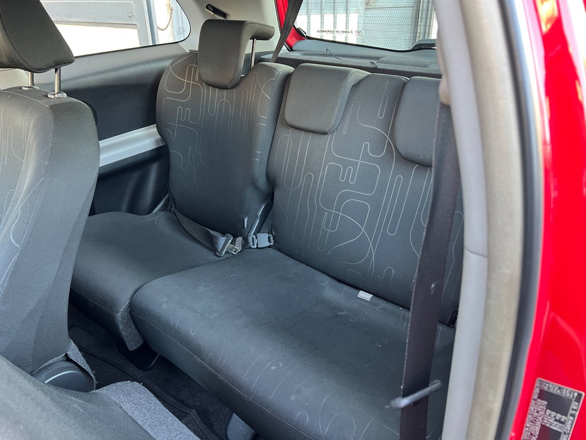 Toyota Yaris 1.0 3 porte (7)
