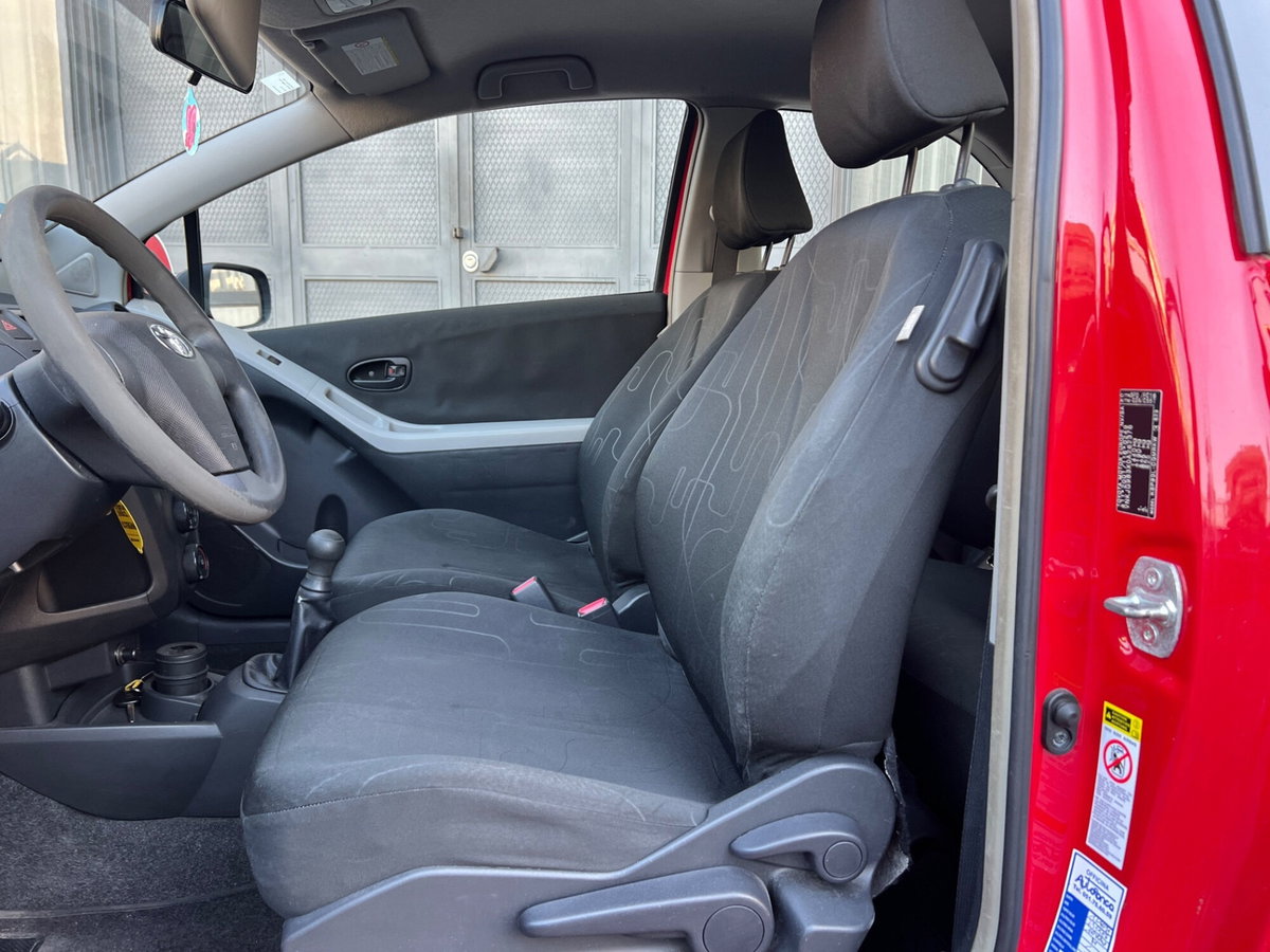 Toyota Yaris 1.0 3 porte (8)