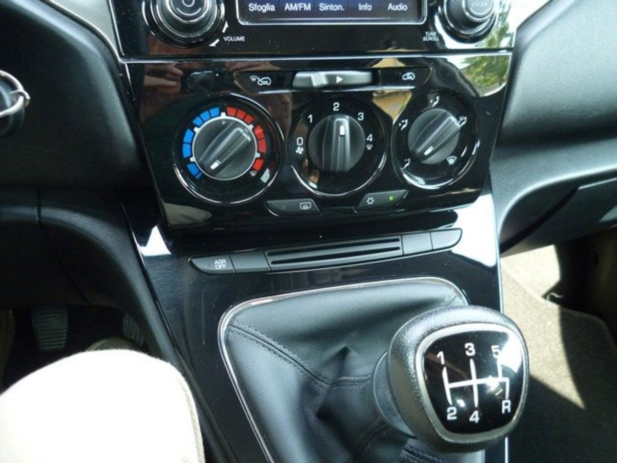 Lancia Ypsilon 1.2 69 CV 5 porte Gold (11)