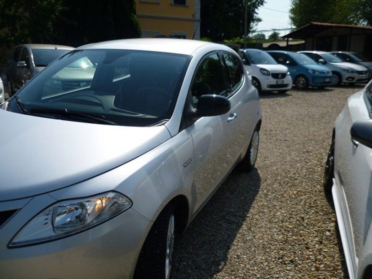 Lancia Ypsilon 1.2 69 CV 5 porte Gold (3)