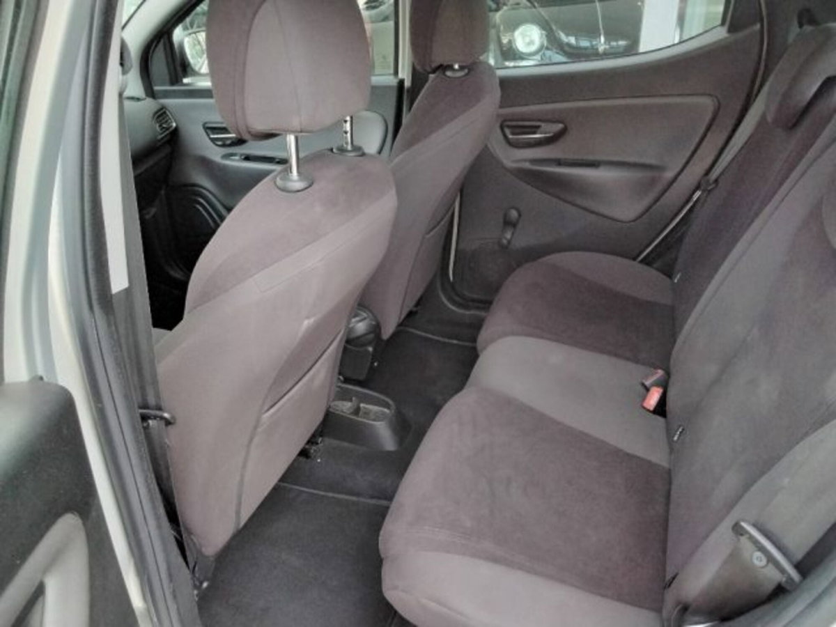Lancia Ypsilon 1.2 69 CV 5 porte Platinum (13)