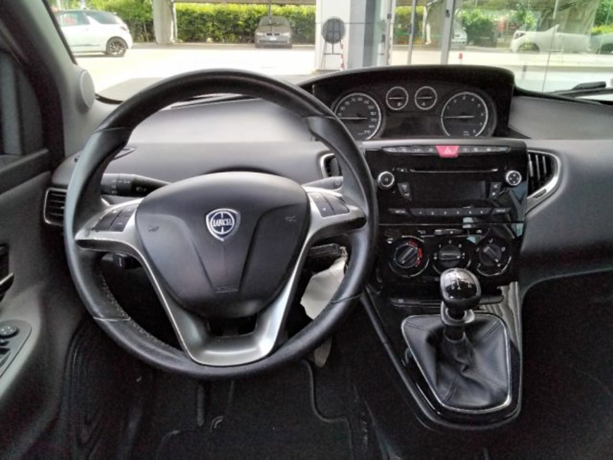 Lancia Ypsilon 1.2 69 CV 5 porte Platinum (14)