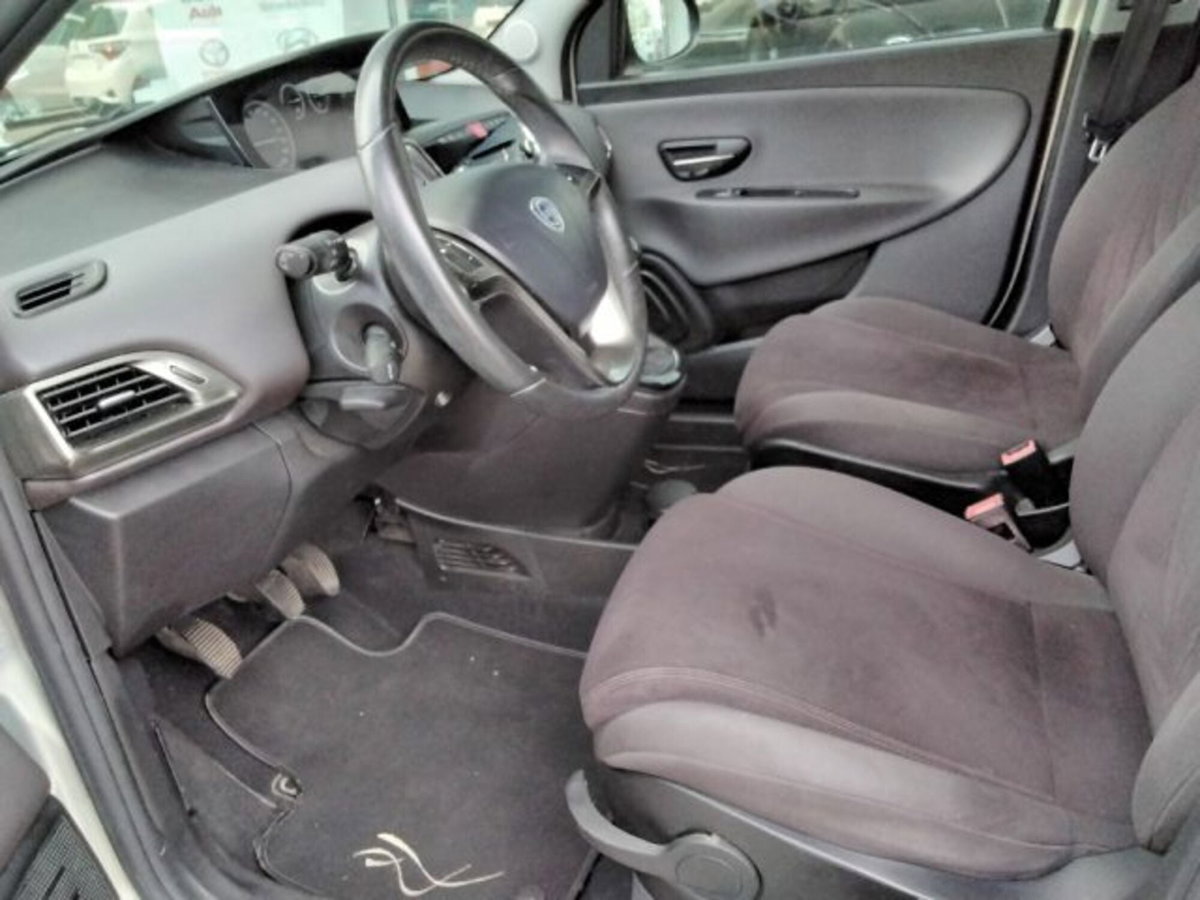 Lancia Ypsilon 1.2 69 CV 5 porte Platinum (15)